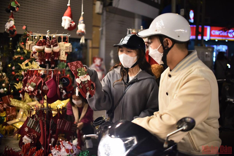 Phố Hàng Mã thay áo đón mùa Giáng sinh -0