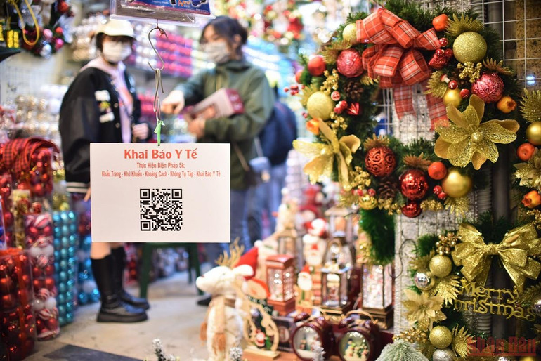 Phố Hàng Mã thay áo đón mùa Giáng sinh -0