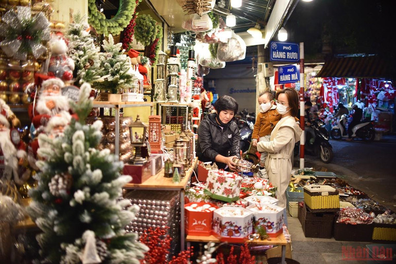 Phố Hàng Mã thay áo đón mùa Giáng sinh -0