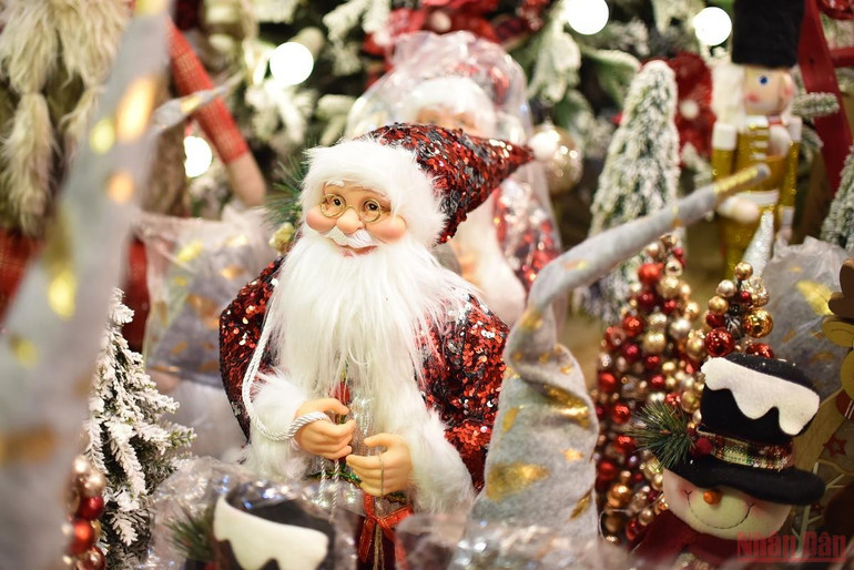 Phố Hàng Mã thay áo đón mùa Giáng sinh -0