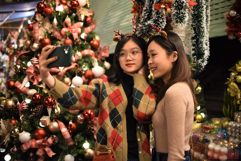 Phố Hàng Mã thay áo đón mùa Giáng sinh -0