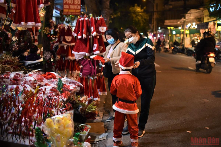 Phố Hàng Mã thay áo đón mùa Giáng sinh -0