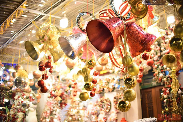 Phố Hàng Mã thay áo đón mùa Giáng sinh -0