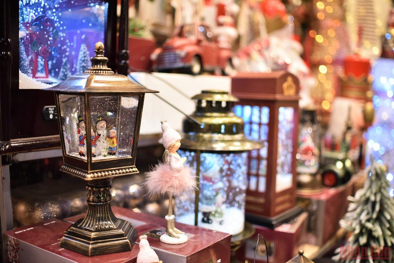 Phố Hàng Mã thay áo đón mùa Giáng sinh -0