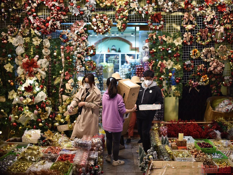 Phố Hàng Mã thay áo đón mùa Giáng sinh -0