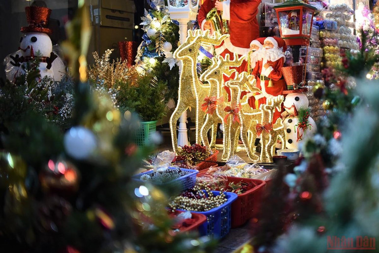 Phố Hàng Mã thay áo đón mùa Giáng sinh -0