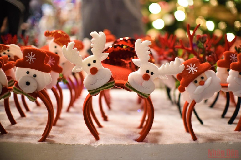 Phố Hàng Mã thay áo đón mùa Giáng sinh -0