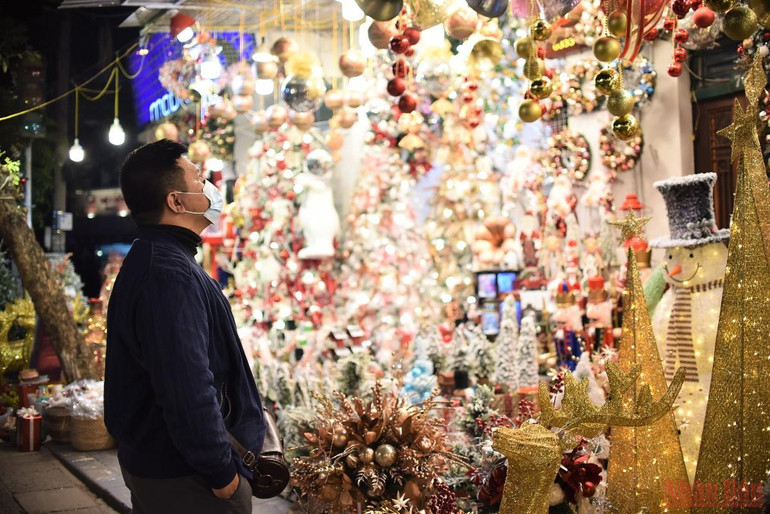 Phố Hàng Mã thay áo đón mùa Giáng sinh -0