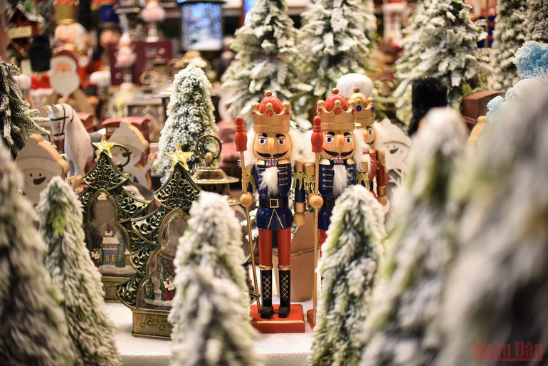 Phố Hàng Mã thay áo đón mùa Giáng sinh -0