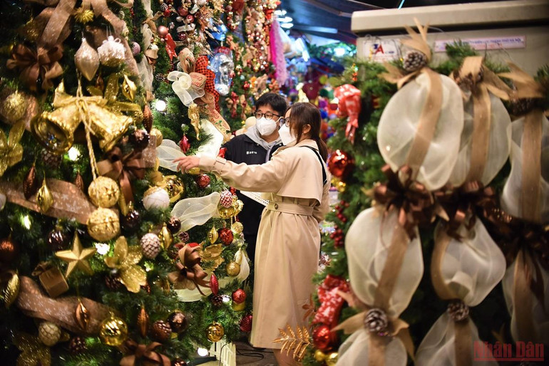 Phố Hàng Mã thay áo đón mùa Giáng sinh -0