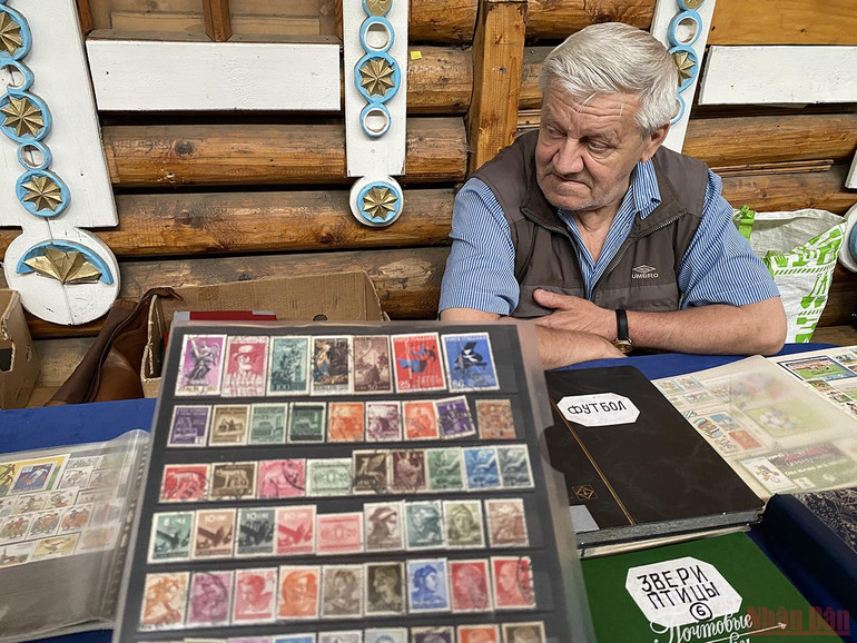 Check-in khu chợ bán đồ lưu niệm đầy màu sắc ở Moskva -0