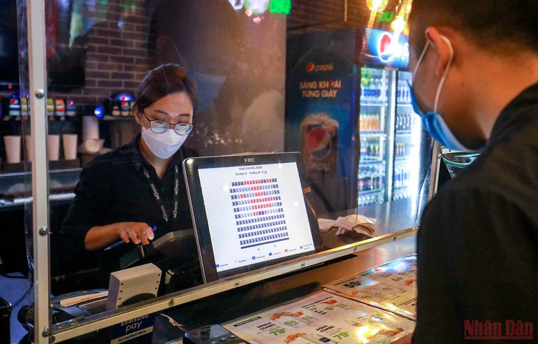 Rạp chiếu phim ở Hà Nội ngày đầu mở cửa trở lại, lượng người đến xem khá vắng -0