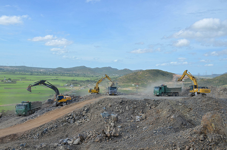 Các nhà thầu thi công các gói thầu thuộc Dự án cao tốc bắc – nam, đoạn Vĩnh Hảo – Phan Thiết huy động phương tiện, thiết bị và nhân sự phục vụ thi công theo đúng tiến độ. Đoàn công tác Quốc hội giám sát tiến độ thực hiện Dự án cao tốc đoạn Vĩnh Hảo - Phan Thiết -0