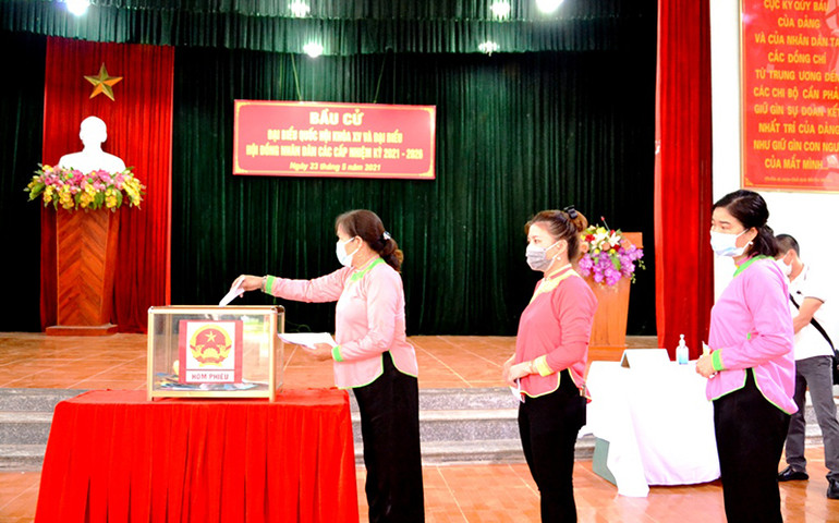 Cử tri biên giới Lào Cai rộn ràng đi bỏ phiếu -0