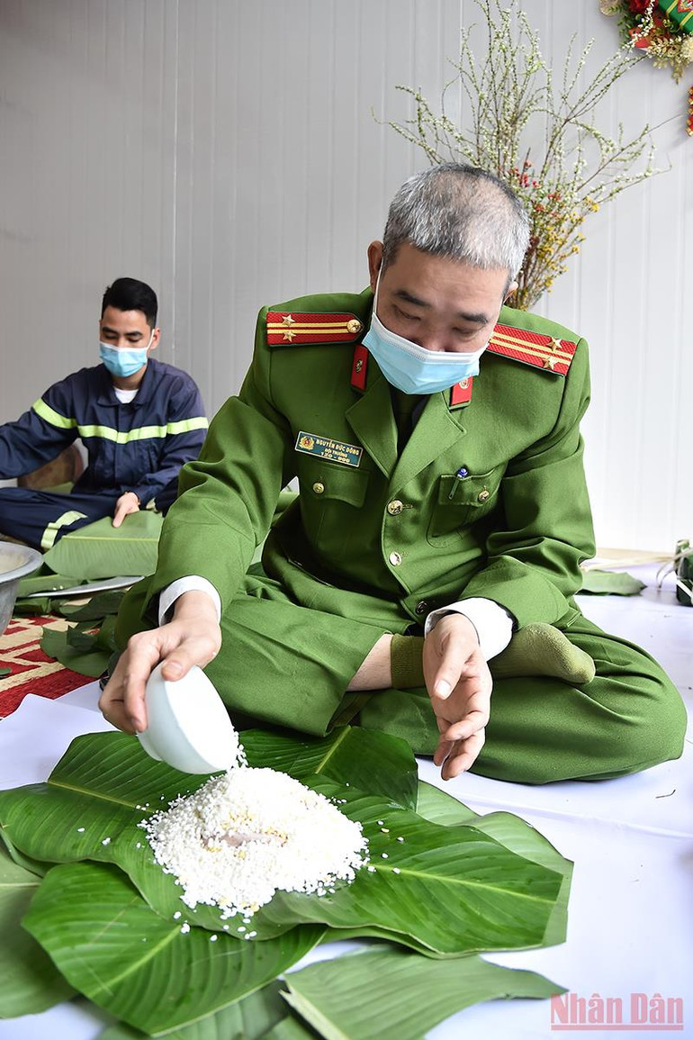 Những người lính đi cùng mùa xuân -0