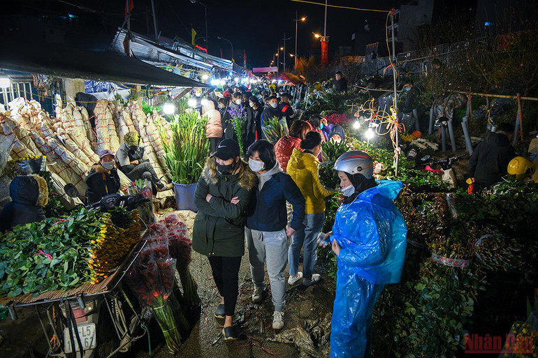 Tấp nập không khí người dân chen chân đi chợ hoa đêm lớn nhất Hà Nội ngày cận Tết -0
