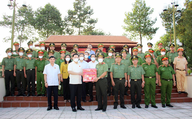 Chủ tịch Quốc hội Vương Đình Huệ thăm, chúc Tết Công an&nbsp;tỉnh Bến Tre -0