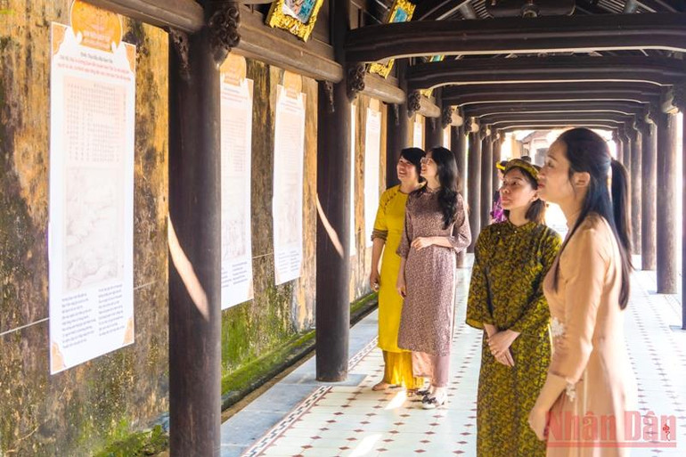 Các nhà nghiên cứu, công chúng ở Huế tìm hiểu về bản Kiều chép tay của Hoàng gia triều Nguyễn. Triển lãm bản Kiều chép tay của Hoàng gia triều Nguyễn tại Đại nội Huế -0