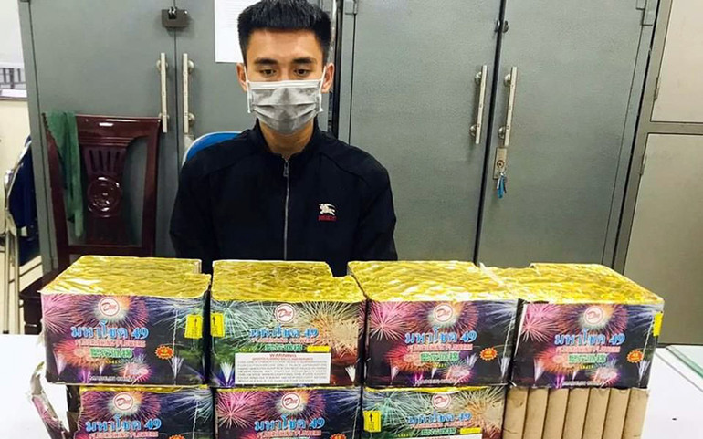 Một đối tượng cùng tang vật pháo nổ bị lực lượng Công an thành phố Hà Nội bắt giữ tại quận Bắc Từ Liêm. Ngăn chặn tình trạng buôn bán, tự chế các loại pháo nổ -0