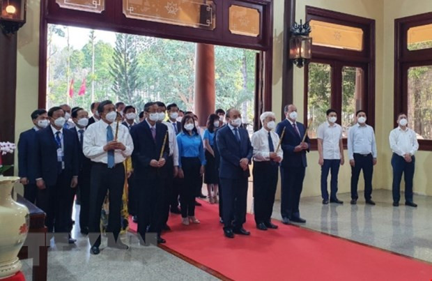 Chủ tịch nước Nguyễn Xuân Phúc cùng Đoàn công tác dâng hương tưởng niệm Chủ tịch Tôn Đức Thắng. (Ảnh: TTXVN) Chủ tịch nước Nguyễn Xuân Phúc dâng hương tưởng nhớ Chủ tịch Tôn Đức Thắng -0