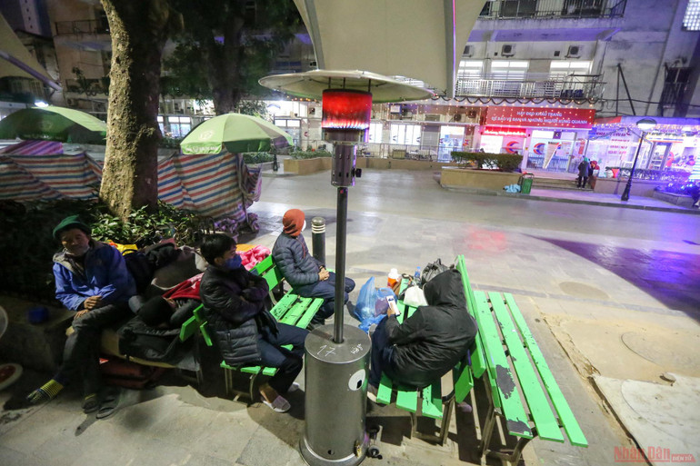 Ấm lòng những cây sưởi ở Bệnh viện Bạch Mai cho người nhà bệnh nhân ảnh 4 4cay_suoi_benh_vien_bach_mai-1610331054989.jpg