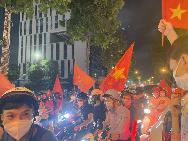 Người dân đổ ra đường ăn mừng U23 Việt Nam vô địch SEA Games 31 -0