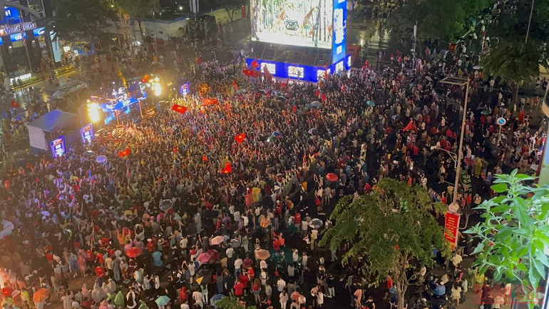 Người dân đổ ra đường ăn mừng U23 Việt Nam vô địch SEA Games 31 -0