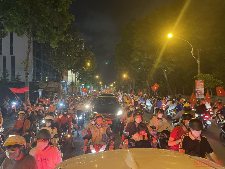 Người dân đổ ra đường ăn mừng U23 Việt Nam vô địch SEA Games 31 -0