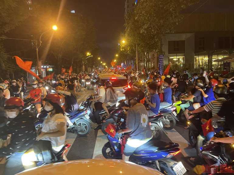 Người dân đổ ra đường ăn mừng U23 Việt Nam vô địch SEA Games 31 -0