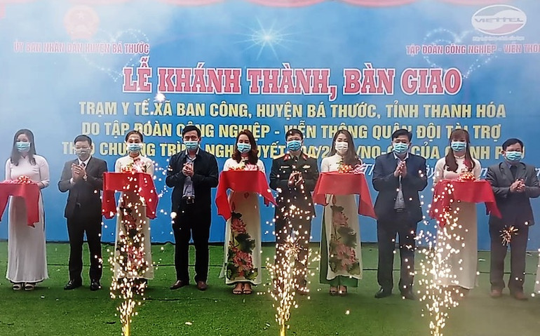Các đại biểu cắt băng khánh thành Trạm Y tế xã Ban Công. Viettel bàn giao hai công trình dân sinh ở Bá Thước, tỉnh Thanh Hóa -0
