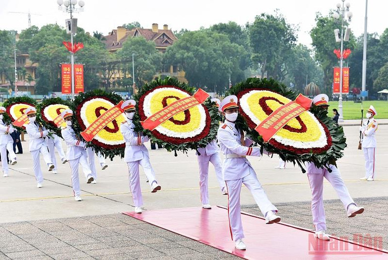 Vòng hoa của Đoàn mang dòng chữ “Đời đời nhớ ơn Chủ tịch Hồ Chí Minh vĩ đại”. Lãnh đạo Đảng, Nhà nước vào Lăng viếng Chủ tịch Hồ Chí Minh -0