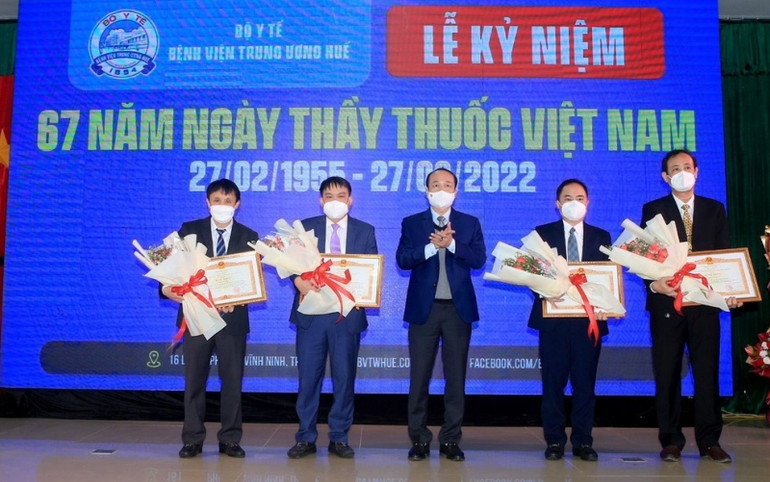 Trao tặng Bằng khen của Thủ tướng Chính phủ cho 4 cá nhân của Bệnh viện Trung ương Huế. Chủ tịch nước Nguyễn Xuân Phúc gửi lẵng hoa chúc mừng các thầy thuốc Bệnh viện Trung ương Huế -0