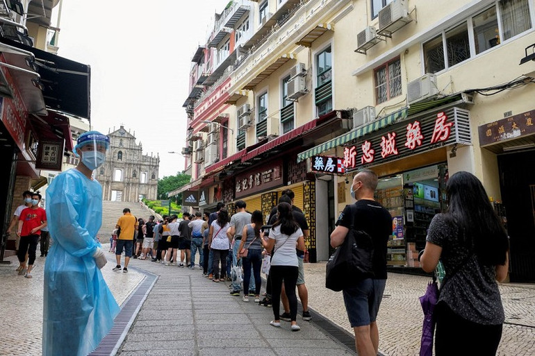 Người dân xếp hàng chờ xét nghiệm Covid-19 ở Macau, Trung Quốc, ngày 20/6/2022. (Ảnh: REUTERS) Ca nhiễm Covid-19 gia tăng trở lại, Pakistan bắt buộc đeo khẩu trang trên các chuyến bay nội địa -0