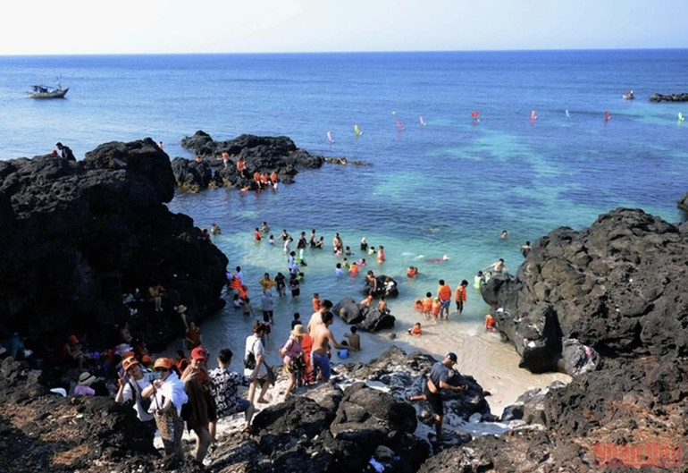 Quảng Ngãi: Khai thác thử nghiệm cảng Bến Đình ở huyện đảo Lý Sơn -3