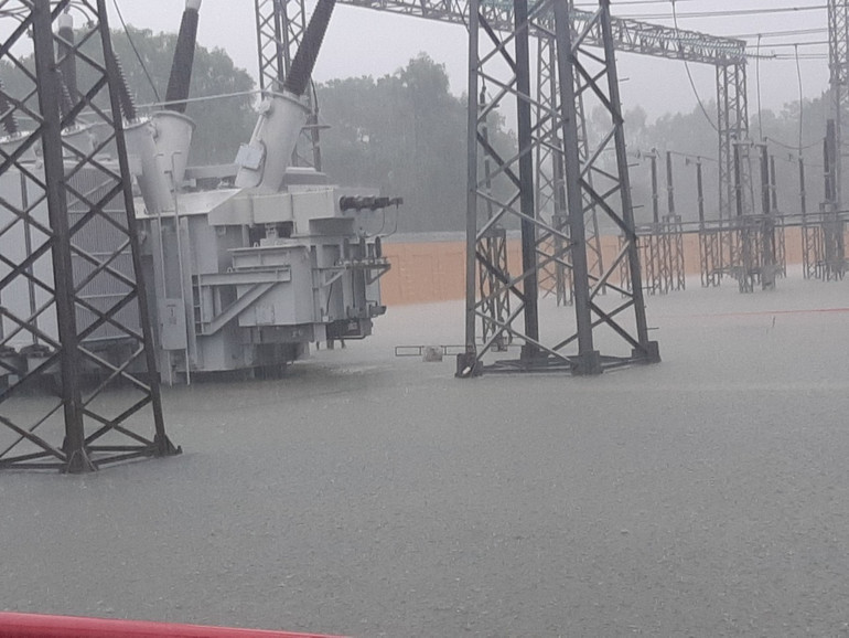 Căng mình ứng phó mưa lũ kéo dài, bảo đảm lưới điện truyền tải vận hành an toàn -0