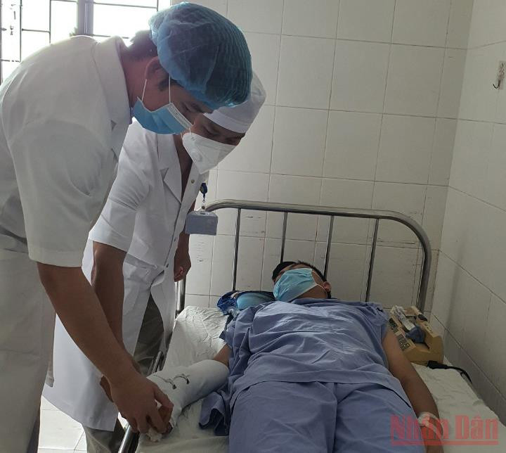 Các bác sĩ thăm khám cho bệnh nhân sau phẫu thuật. (Ảnh: QUỐC DŨNG) Nối mạch máu bàn tay bị đứt lìa… không cần chỉ khâu. -0