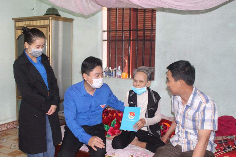 Thăm và tặng quà cho các gia đình cựu TNXP có hoàn cảnh khó khăn ở TX Cửa Lò. (Ảnh: Quang Thành) Tỉnh đoàn Nghệ An phát động Tết trồng cây “Đời đời nhớ ơn Bác Hồ” xuân Tân Sửu 2021 -0
