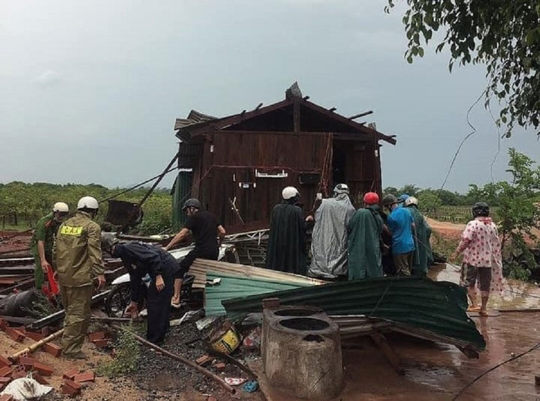 Các ngành chức năng xã Cư Kbang giúp nhân dân khắc phục hậu quả do thiên tai gây ra. Mưa lớn kèm lốc xoáy gây nhiều thiệt hại ở Ea Súp -0