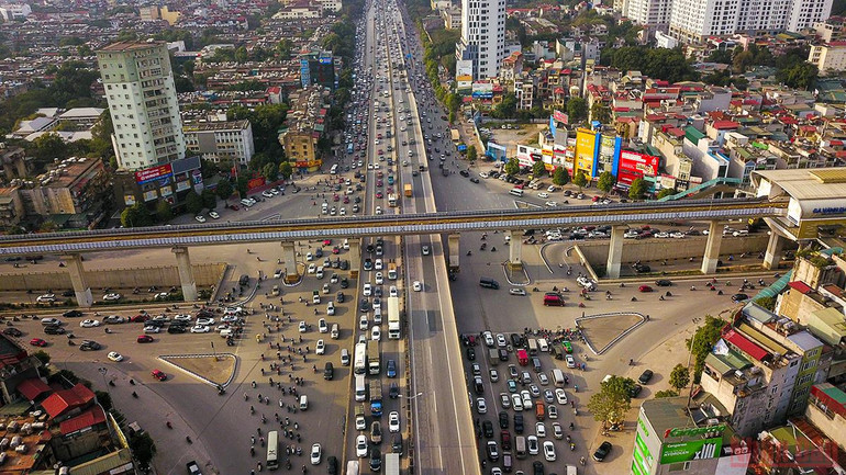 Hà Nội: Người dân lỉnh kỉnh đồ đạc về quê ăn Tết, nhiều tuyến đường ùn ứ -0