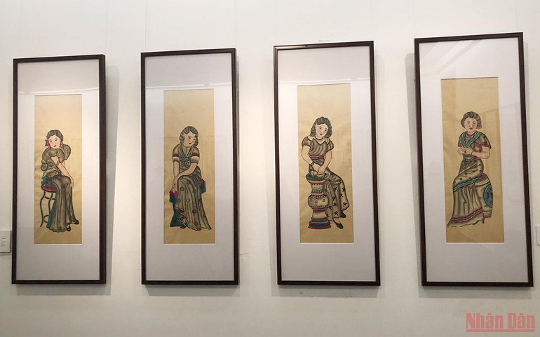 Bộ tranh Tố nữ tân thời của làng tranh Đông Hồ. Ngắm tranh tứ bình với… lúa ngô, gà vịt -0