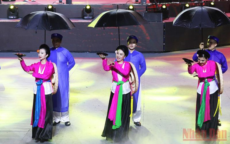 Làn điệu dân ca Mời Trầu. (Ảnh: KHIẾU MINH) Lễ bế mạc SEA Games 31: Hội tụ để tỏa sáng -0