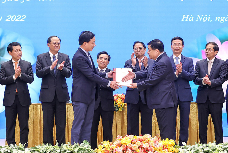Thủ tướng Phạm Minh Chính và Thủ tướng Lào Phankham Viphavanh chứng kiến trao thỏa thuận hợp tác đầu tư cho các doanh nghiệp. Thủ tướng Phạm Minh Chính và Thủ tướng Lào Phankham Viphavanh gặp gỡ doanh nghiệp hai nước -6