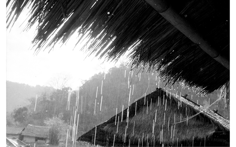 Hạt mưa trên vành mũ -0