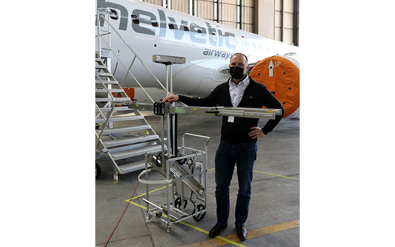 Thụy Sĩ thử nghiệm khử trùng máy bay bằng robot chiếu tia cực tím -0