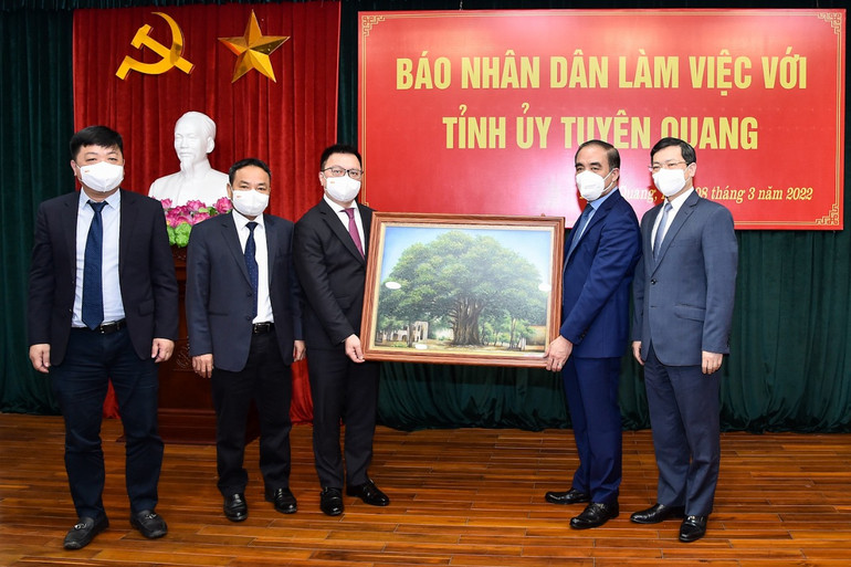Lãnh đạo Báo Nhân Dân tặng tranh lưu niệm cho lãnh đạo tỉnh Tuyên Quang. Báo Nhân Dân thăm và tặng quà tại tỉnh Tuyên Quang -0