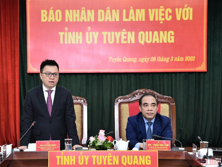 Đồng chí Lê Quốc Minh, Tổng Biên tập Báo Nhân Dân phát biểu tại buổi làm việc với lãnh đạo tỉnh Tuyên Quang. Báo Nhân Dân thăm và tặng quà tại tỉnh Tuyên Quang -0