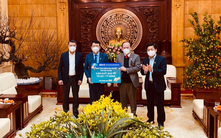 Đại diện Ngân hàng Đầu tư và Phát triển Việt Nam trao quà Tết cho nhân dân tỉnh Bắc Giang. Chánh Văn phòng Trung ương Đảng Lê Minh Hưng thăm, tặng quà Tết tại Bắc Giang -0