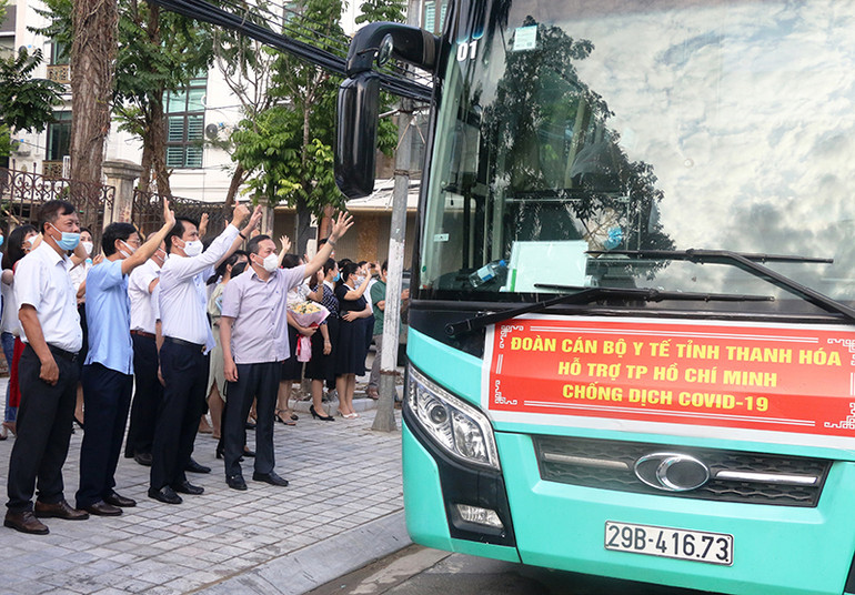 Lãnh đạo tỉnh Thanh Hóa cùng cán bộ, nhân dân tiễn đoàn nhân lực y tế Thanh Hóa vào miền nam chống dịch Covid-19. Thanh Hóa tăng cường thêm nhân lực y tế cho các tỉnh phía nam -0