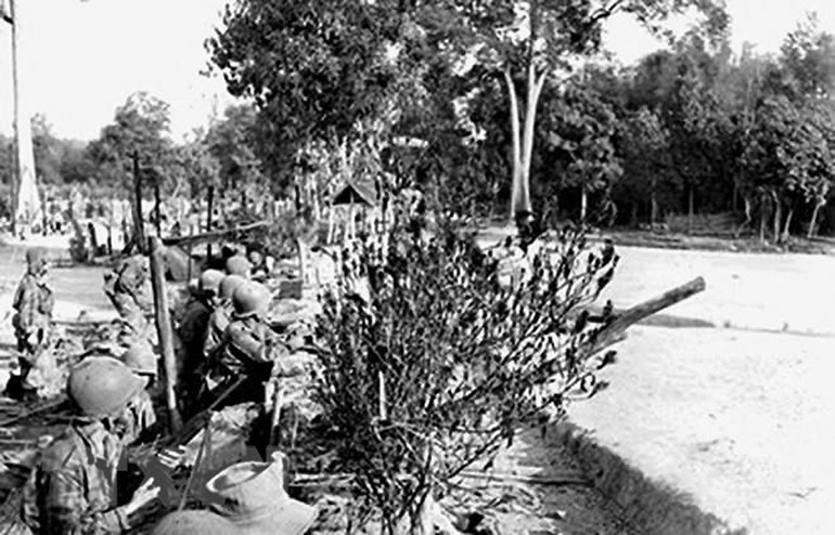 Trong các ngày 15 và 16/12/1946, quân Pháp nổ súng gây hấn nhiều nơi ở Hà Nội. Ngày 17/12/1946, chúng cho xe phá các công sự của ta ở phố Lò Đúc, rồi gây ra vụ tàn sát đẫm máu ở phố Hàng Bún và phố Yên Ninh. (Ảnh: TTXVN) 75 năm toàn quốc kháng chiến: Quyết tử cho Tổ quốc quyết sinh -0