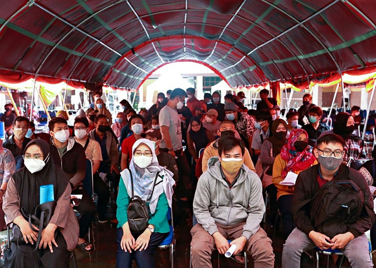 Xếp hàng chờ tiêm vaccine phòng Covid-19 ở Tangerang, ngoại ô Jakarta, Indonesia, ngày 30/6/2021. (Ảnh: REUTERS) Số ca mắc Covid-19 tại Mỹ giảm mạnh, châu Âu ghi nhận thêm 10,3 triệu ca bệnh trong tuần -0